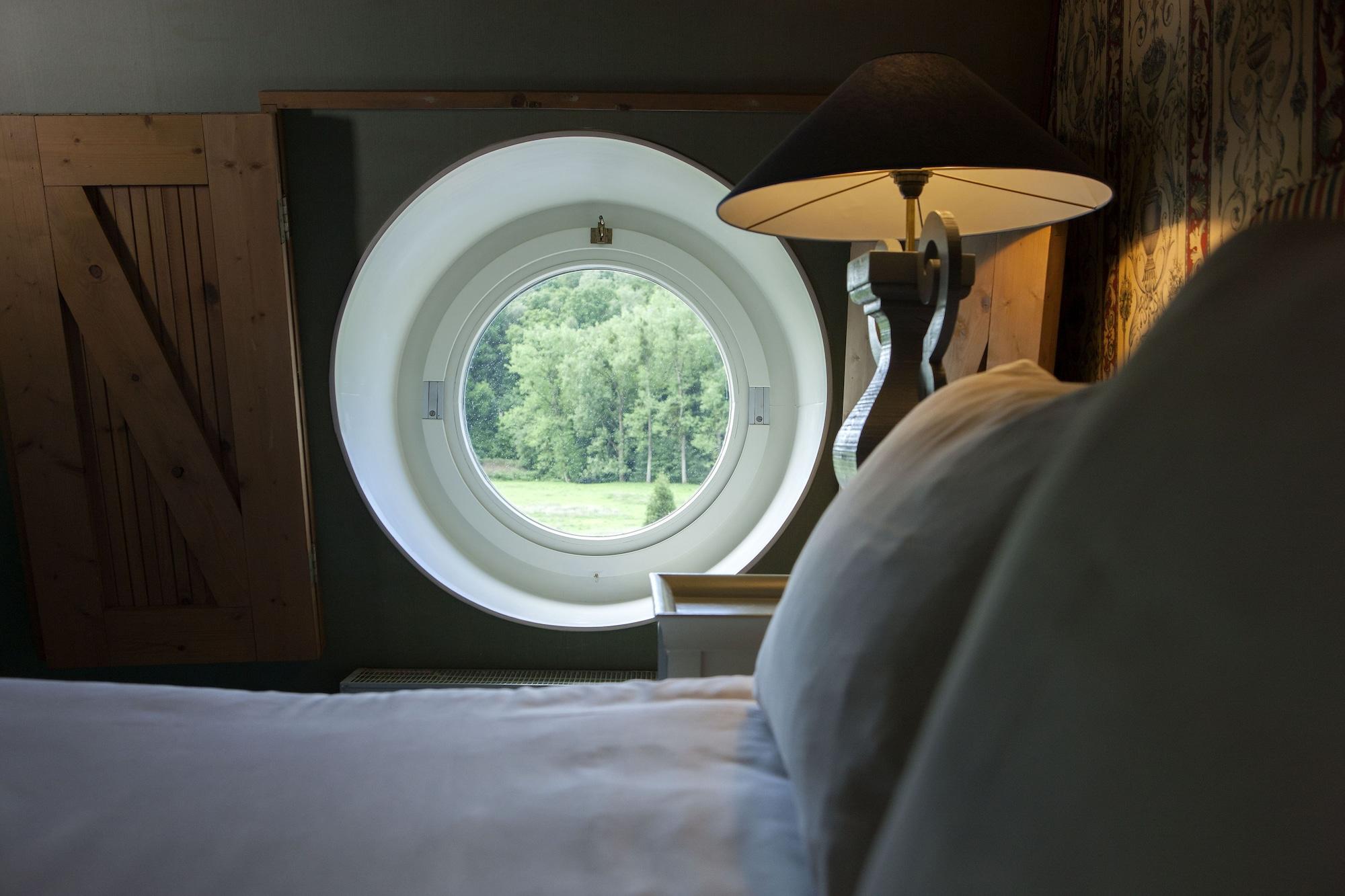 Chateau St Gerlach - Oostwegel Collection, Member Of Relais And Chateaux Valkenburg aan de Geul Екстериор снимка A porthole window in a bedroom