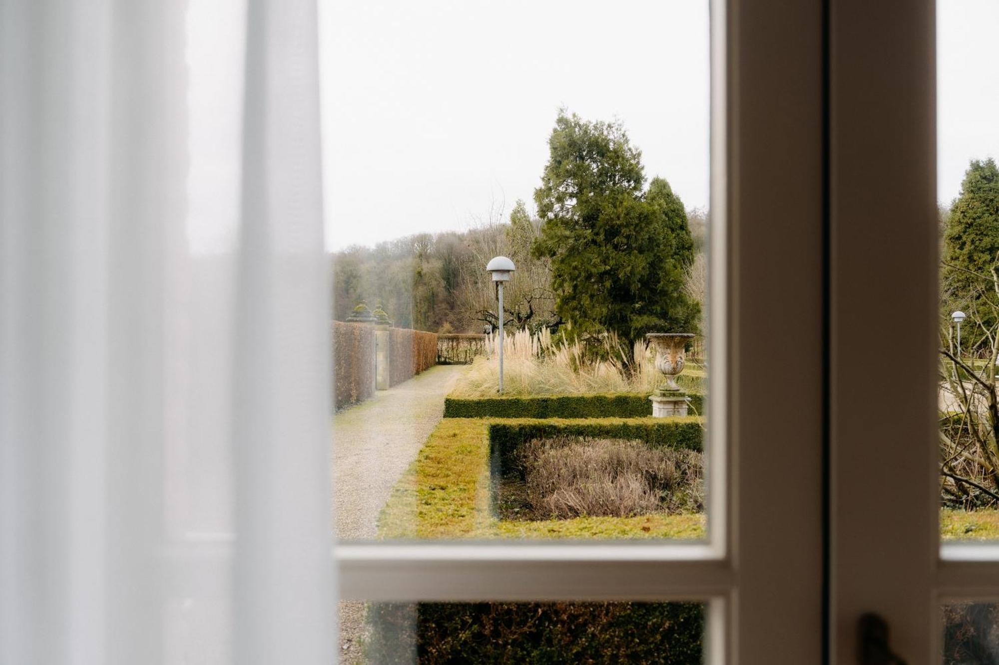 Chateau St Gerlach - Oostwegel Collection, Member Of Relais And Chateaux Valkenburg aan de Geul Стая снимка View of the garden from the window of the house
