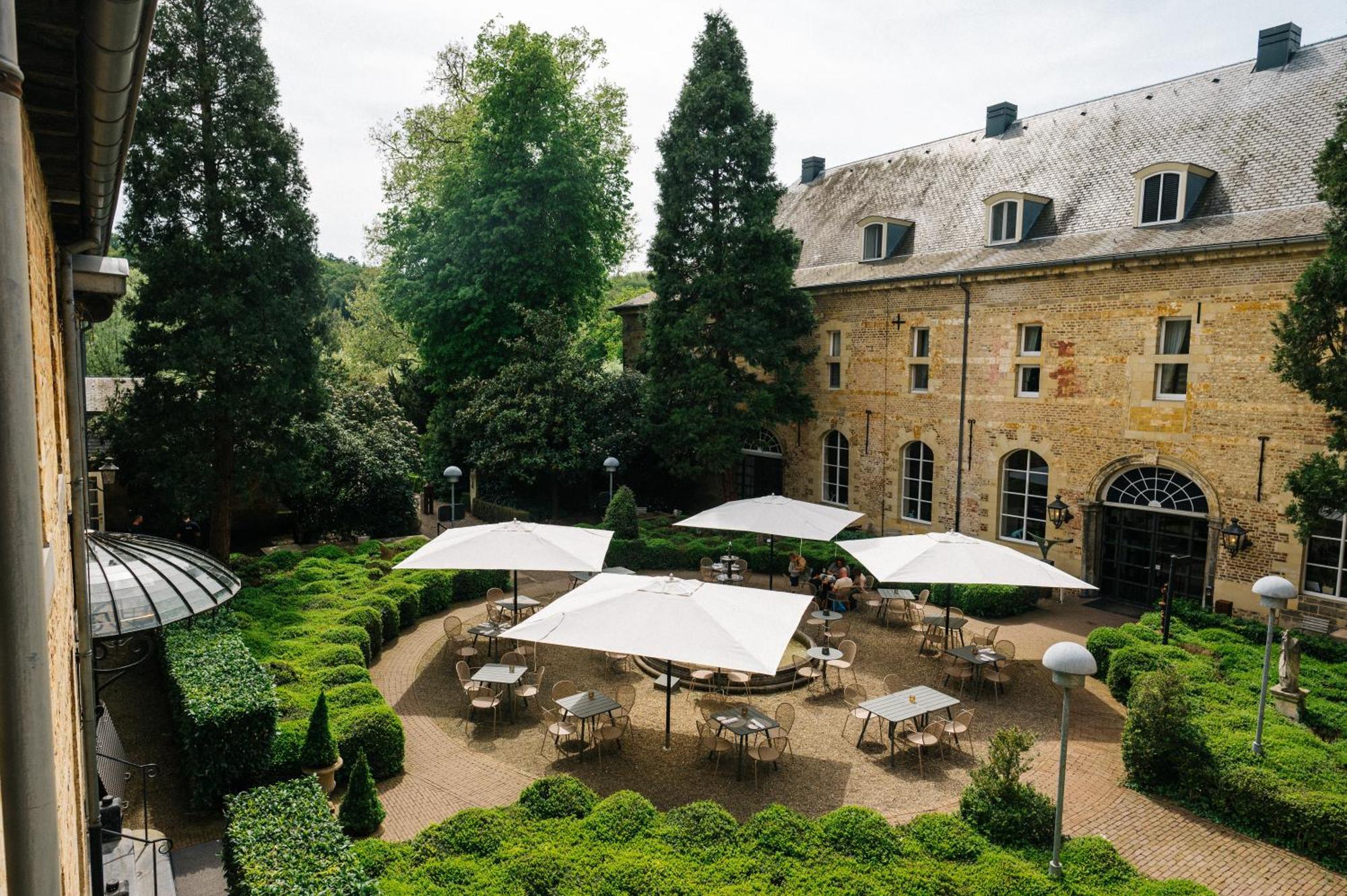 Chateau St Gerlach - Oostwegel Collection, Member Of Relais And Chateaux Valkenburg aan de Geul Екстериор снимка The courtyard of the museum